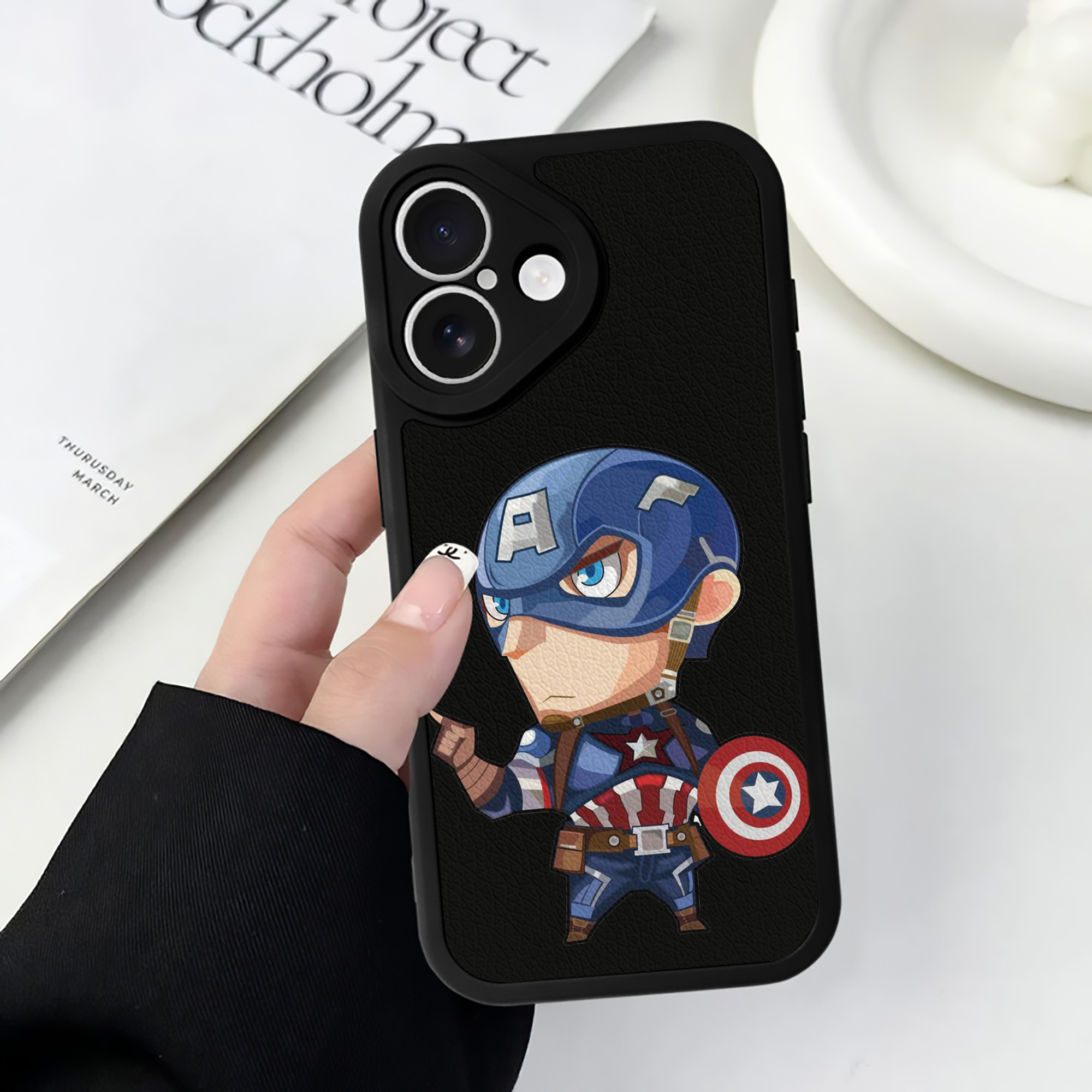 （画像用） アベンジャーズ The Avengers 【iPhone 16シリーズ対応】シリコンスマホケース（レザー調） 材質：シリコン